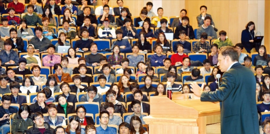 페이팔 공동창업자인 피터 틸이 24일 연세대 백양콘서트홀에서 열린 연세경영 100주년 기념 초청 특별강연회에서 강연하고 있다. 베스트셀러 ‘제로 투 원’의 저자이기도 한 그는 이날 청중 앞에서 ‘통념에 대한 도전’을 강조했다. 허문찬 기자 sweat@hankyung.com