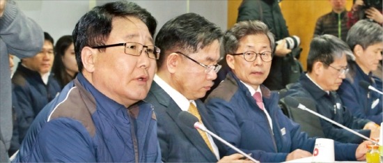 27일 서울 삼성동 한국수력원자력 본사에서 열린 ‘월성 1호기 계속운전 대책회의’에서 조석 사장(맨 왼쪽)이 발언하고 있다. 조 사장은 “ 지역주민이 납득할 만한 상생방안을 만들어 국민 신뢰를 회복하는 데 최선을 다하겠다”고 말했다. 연합뉴스