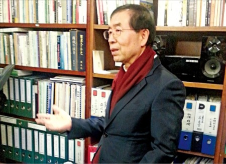 박원순 시장이 가회동 공관 1층 응접실에서 책과 관련된 일화를 소개하고 있다. 강경민 기자