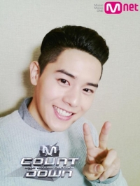 &#39;엠카운트다운&#39; 스페셜 MC 동준 사진 공개 &#39;브이 요정&#39;