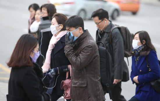  (서울=연합뉴스) 임헌정 기자 = 설 연휴가 끝난 뒤 맞는 첫 평일인 23일 중국발 황사가 한반도를 뒤덮은 가운데 서울 종로구 세종로네거리에서 마스크를 쓴 시민들이 출근길을 서두르고 있다.