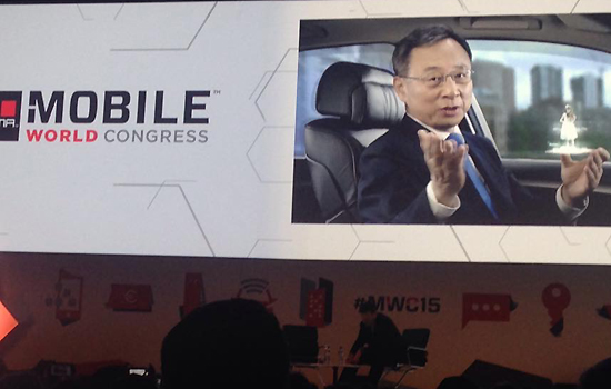 3일(현지시간) 황창규 KT 회장이 스페인 바르셀로나에서 열린 MWC2015 키노트 연설자로 단상에 올라 5G 세상의 혁신상을 설명하고 있다. 사진=김민성 기자