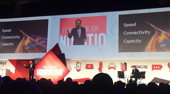 3일(현지시간) 황창규 KT 회장이 스페인 바르셀로나에서 열린 MWC2015 키노트 연설자로 단상에 올라 5G 세상의 혁신상을 설명하고 있다. 사진=김민성 기자