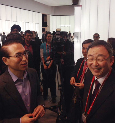 3일(현지시간) MWC 2015 전시장 내 삼성전자 부스를 찾은 최성준 방통위원장(오른쪽)이 홍원표 삼성전자 사장에게 "갤럭시S6의 반응이 뜨겁다"며 호평했다. 사진=김민성 기자 