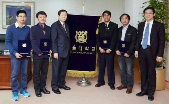 12일 성낙인 서울대 총장(왼쪽 세번째)에게서 'SPF 장학증서'를 수여받은 (왼쪽부터) 마치탄 김현진 엉투헤인 왕후이씨.