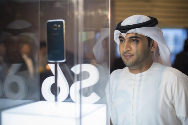 두바이에서 열린 삼성전자 갤럭시 S6, 갤럭시 S6 엣지 월드투어 행사에서 한 참석자가 관심있게 제품을 지켜보고 있다. 
