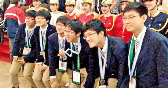 영재학교 학생들이 주축인 한국 대표단이 2012년 아르헨티나에서 열린 국제수학올림피아드 종합우승 후 기념촬영하는 모습. / 한경 DB