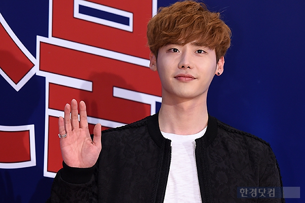 [포토] 이종석, '부드러운 손인사~'