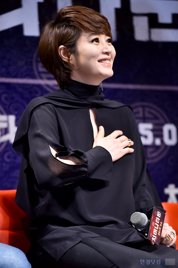 [포토] 김혜수, '깊게 파인 의상 가리기 바쁜 손'