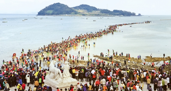 전남 진도에서 열리는 신비의 바닷길 축제. 한국관광공사 제공   