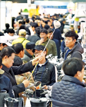 한국경제신문과 이엑스스포테인먼트가 주최한 ‘2015 프리시즌 골프쇼’가 1일 서울 양재동 aT센터에서 막을 내렸다. 나흘 동안 질 좋은 
골프 용품을 싸게 사려는 골퍼 1만8000여명이 행사장을 찾아 성황을 이뤘다. 신경훈 기자 nicerpeter@hankyung.com 