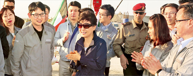 박근혜 대통령이 2일 쿠웨이트 자베르 연륙교 건설현장을 방문해 공사 모습을 살펴본 뒤 현대건설 직원들과 박수를 치고 있다. 연합뉴스