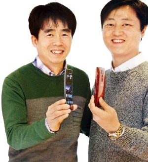LG전자의 최신 곡선형 스마트폰 G플렉스2를 개발한 배택윤 생산기술원 CMF(색상·소재·마감)팀 책임연구원(오른쪽)과 이동호 MC(모바일커뮤니케이션)연구소 수석연구원이 제품을 소개하고 있다. LG전자 제공 