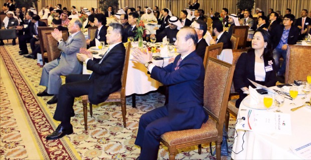 한·쿠웨이트 비즈니스 포럼이 열린 지난 2일(현지시간) 쿠웨이트 바얀궁에서 양국 기업인들이 박근혜 대통령의 경제협력 확대를 강조하는 연설을 들은 뒤 박수를 치고 있다. 연합뉴스