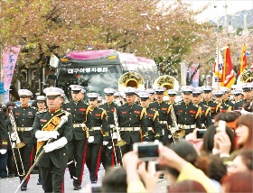 진해군악의장 페스티벌 장면. 