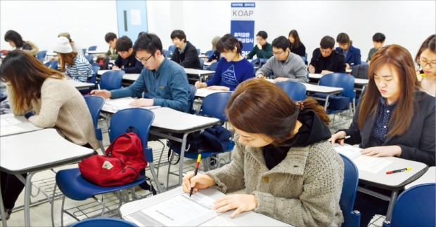 표준형 직무능력 시험인 ‘코앱’ 제1회 시험이 지난 7일 서울 동국대, 선유고, 잠실중에서 치러졌다. 상반기 취업을 앞두고 동국대 학생들이 신공학관에서 단체로 응시하고 있다. 신경훈 기자 nicerpeter@hankyung.com