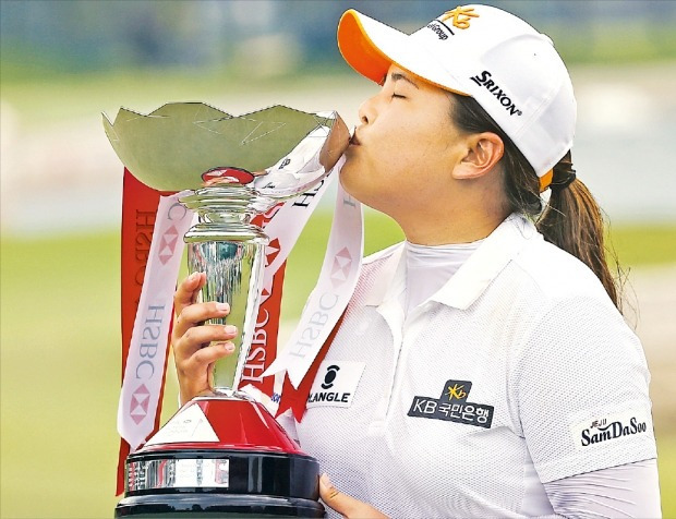 미국 LPGA투어 HSBC위민스챔피언스에서 우승한 박인비가 8일 싱가포르 센토사GC에서 열린 시상식 도중 우승컵에 입을 맞추고 있다. AP연합뉴스