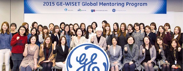 ‘GE-WISET 글로벌 멘토링’에 선발된 이공계 여대생들과 GE코리아 여성 멘토 6명이 지난 6일 서울 학동로에 있는 GE코리아 본사에서 첫 만남을 가졌다. GE코리아 제공