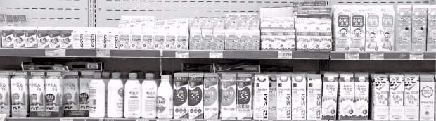 우유 업체들은 사상 최고 수준의 재고 부담과 소비 부진으로 경영난을 겪고 있다. 서울의 한 대형마트에 우유가 빼곡히 진열돼 있다. 한경DB