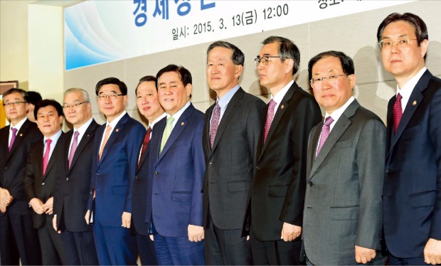 서울 세종대로 대한상공회의소 에서 13일 열린 경제장관·경제5단체장 오찬 간담회에 앞서 주요 참석자들이 기념촬영하고 있다. 왼쪽부터 정찬우 금융위원회 부위원장, 박성택 중소기업중앙회장, 김인호 한국무역협회장, 이기권 고용노동부 장관, 박용만 대한상의 회장, 최경환 부총리 겸 기획재정부 장관, 허창수 전국경제인연합회장, 정재찬 공정거래위원장, 박병원 한국경영자총협회장, 이관섭 산업통상자원부 차관. 허문찬 기자 sweat@hankyung.com