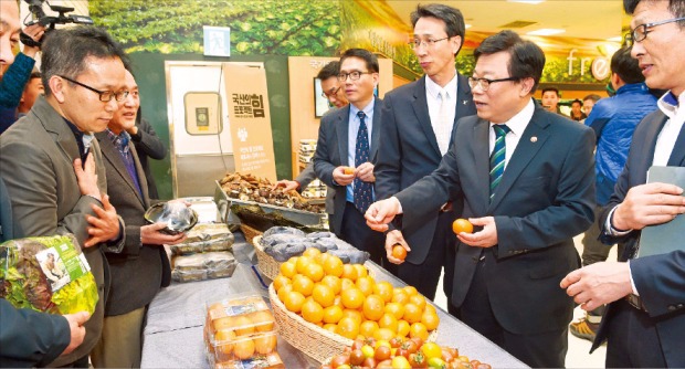 국산 농식품 둘러보는 이동필 장관