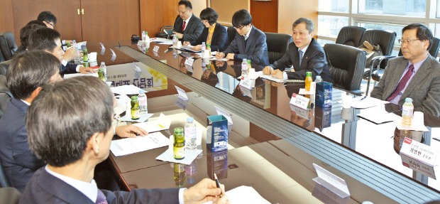 김상규 조달청장(오른쪽 두 번째)이 지난 10일 경기 성남 판교에 있는 한글과컴퓨터 본사에서 상용 SW 기업 대표들과 간담회를 하고 있다. 조달청 제공 