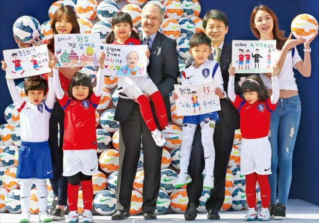 서울 한강로동 용산 아이파크몰에서 16일 열린 풋살 제4·5구장 개장식에서 정몽규 대한축구협회장(오른쪽 두 번째)과 울리 슈틸리케 축구 대표팀 감독 이 어린이들로부터 한국 축구에 대한 소망을 담은 그림 편지를 받은 뒤 기념촬영하고 있다. 연합뉴스