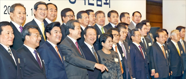 김무성 새누리당 대표(앞줄 왼쪽 네 번째) 등 새누리당 지도부와 박용만 대한상공회의소 회장(다섯 번째), 현정은 현대그룹 회장, 정용진 신세계 부회장 등 대한상의 회장단이 16일 서울 남대문로 대한상의 회관에서 정책간담회를 열었다. 신경훈 기자 nicerpeter@hankyung.com