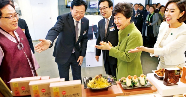 박근혜 대통령이 16일 부산 해운대구 센텀그린타워에서 열린 부산 창조경제혁신센터 개소식에 참석해 신동빈 롯데그룹 회장(왼쪽 두 번째), 서병수 부산시장(세 번째) 등과 함께 정승빈 데일리라이프 대표(맨 왼쪽)로부터 유통 분야 원스톱 지원 시스템에 대해 설명을 듣고 있다. 강은구 기자 egkang@hankyung.com