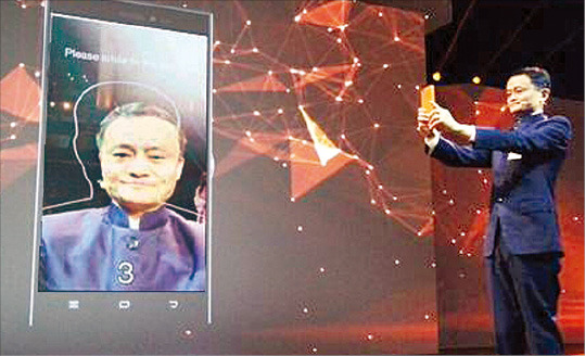 마윈 알리바바 회장이 15일(현지시간) ‘하노버정보통신박람회 2015’ 개막식에서 얼굴인식 결제를 시연하고 있다. 알리바바 트위터