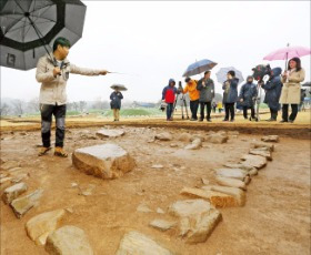 국립경주문화재연구소 관계자가 18일 경주 월성 시굴 조사 결과를 설명하고 있다. 연합뉴스