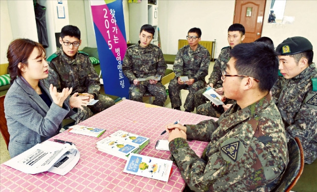 [1社 1병영 찾아가는 병영멘토링] 진로·취업 고민 1 대 1 코칭…"병영생활에 큰 힘 됐죠"