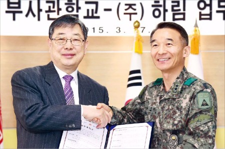 이문용 하림 대표(왼쪽)와 류성식 육군 부사관학교장이 협약서를 들고 악수하고 있다. 김병언 기자 miseon@hankyung.com