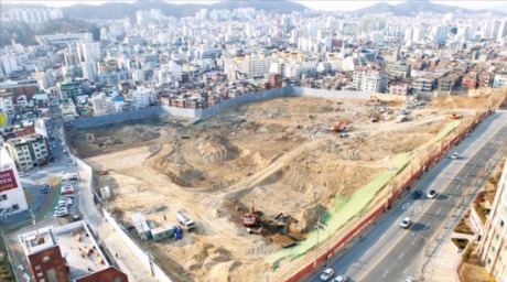 < 은평구 응암1구역 공사 한창 > 주택 경기가 되살아나면서 그동안 중단 위기에 몰렸던 서울 강북 정비구역 사업에 재시동이 걸렸다. 20일 공사가 한창인 서울 은평구 응암1구역 현장 모습. 이현진 기자