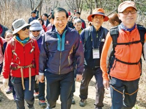 완주자 18명과 함께 걸은 박원순 시장 "서울둘레길, 서울의 전설 될 것"