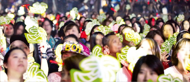 태국 관객들이 방콕 선더돔에서 열린 김준수의 공연을 보며 열광하고 있다. 씨제스엔터테인먼트 제공