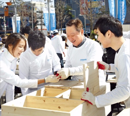 두산인 봉사의 날…가구 만드는 박용만 회장