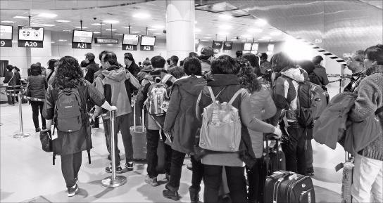 여행객들이 23일 김해공항 국제선 청사에서 발권을 하기 위해 에어부산 발권대 앞에서 길게 줄서 있다. 이미아 기자