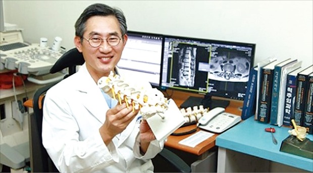 신규철 제일정형외과병원 원장이 척추관협착증 신경성형술에 대해 설명하고 있다. 제일정형외과병원 제공 