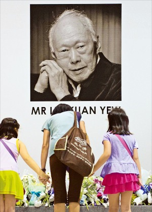리콴유 전 싱가포르 총리가 23일 별세하자 한 가족이 싱가포르 시내 공공기관에 마련된 추모시설에서 애도하고 있다. 싱가포르EAP연합뉴스