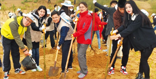 대한항공 직원들이 작년 9월 중국 네이멍구 쿠부치사막에서 나무심기 봉사활동을 하고 있다. 한진그룹 제공
 