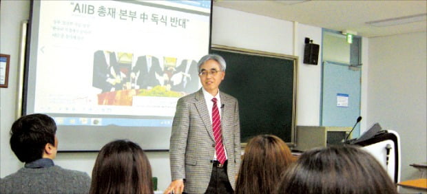 장동한 건국대 상경대 교수가 한국경제신문 기사를 스크린에 띄워 ‘재무와 회계’ 수업을 진행하고 있다. 