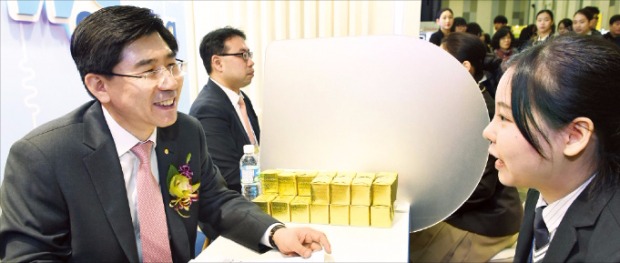 이광구 우리은행장(왼쪽)이  잡 콘서트에 참가한 고등학생을 면접하고 있다. 강은구 기자 egkang@hankyung.com