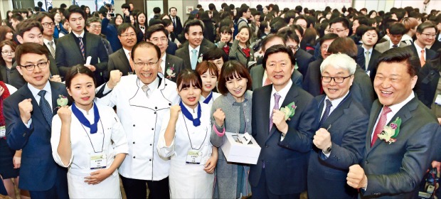 황우여 부총리 겸 교육부 장관(앞줄 왼쪽 세 번째), 김기웅 한국경제신문 사장(오른쪽 세 번째), 고영선 고용노동부 차관(왼쪽 첫 번째), 신용한 대통령 직속 청년위원회 위원장(오른쪽 첫 번째) 등이 송곡관광고 조리과학과 학생들과 함께 고졸 취업 확대를 기원하며 파이팅을 외치고 있다. 강은구 기자 egkang@hankyung.com