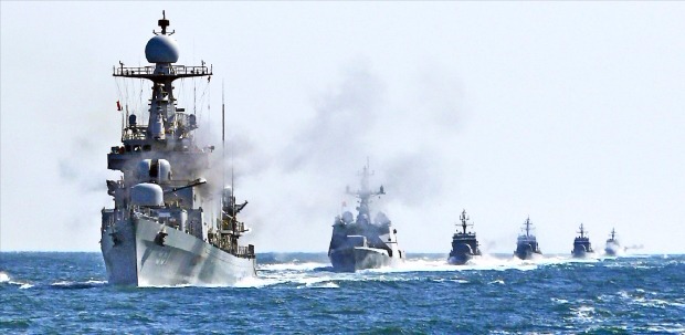 < 대함 사격하는 함정들의 위용 > 청주함(왼쪽)을 비롯한 해군 함정들이 지난 24일 태안 서쪽 90㎞ 해역에서 실시한 천안함 폭침 5주기 해상 기동훈련에서 대함 사격을 하고 있다. 사진공동취재단