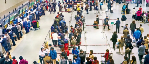 김해공항 국제선 이용객들이 25일 항공권 발권을 위해 길게 줄 서 있다. 한경DB
