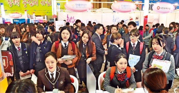 경기 고양시 킨텍스에서 25일 개막한 ‘2015 대한민국 고졸 인재 잡 콘서트’에 참가한 학생들이 하나은행 상담 부스에서 채용 상담을 하고 있다. 허문찬 기자 sweat@hankyung.com