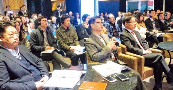 KOTRA 주최로 25일 중국 베이징 중관춘의 창업카페 3W에서 열린 한국 스타트업 투자설명회에서 중국 벤처캐피털 관계자들이 기업들의 발표를 듣고 있다. 김동윤 특파원