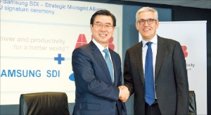 조남성 삼성SDI 사장(왼쪽)과 울리히 스피에스호퍼 ABB 사장은 25일 스위스 취리히에서 마이크로그리드 ESS 사업 협력을 위한 양해각서를 체결했다. 삼성SDI 제공