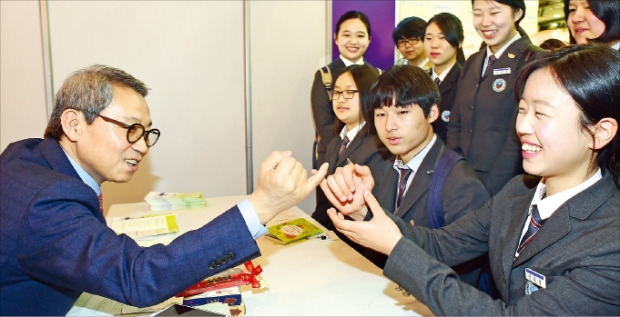 이근면 인사혁신처장(왼쪽)이 “좋은 공무원이 돼야 한다”며 잡 콘서트 행사에 참가한 학생과 새끼손가락을 걸고 있다. 허문찬 기자 sweat@hankyung.com